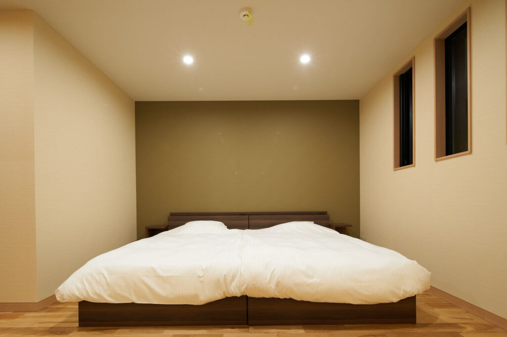 ベッドルームはセミダブル2台。3名から追加の寝具も